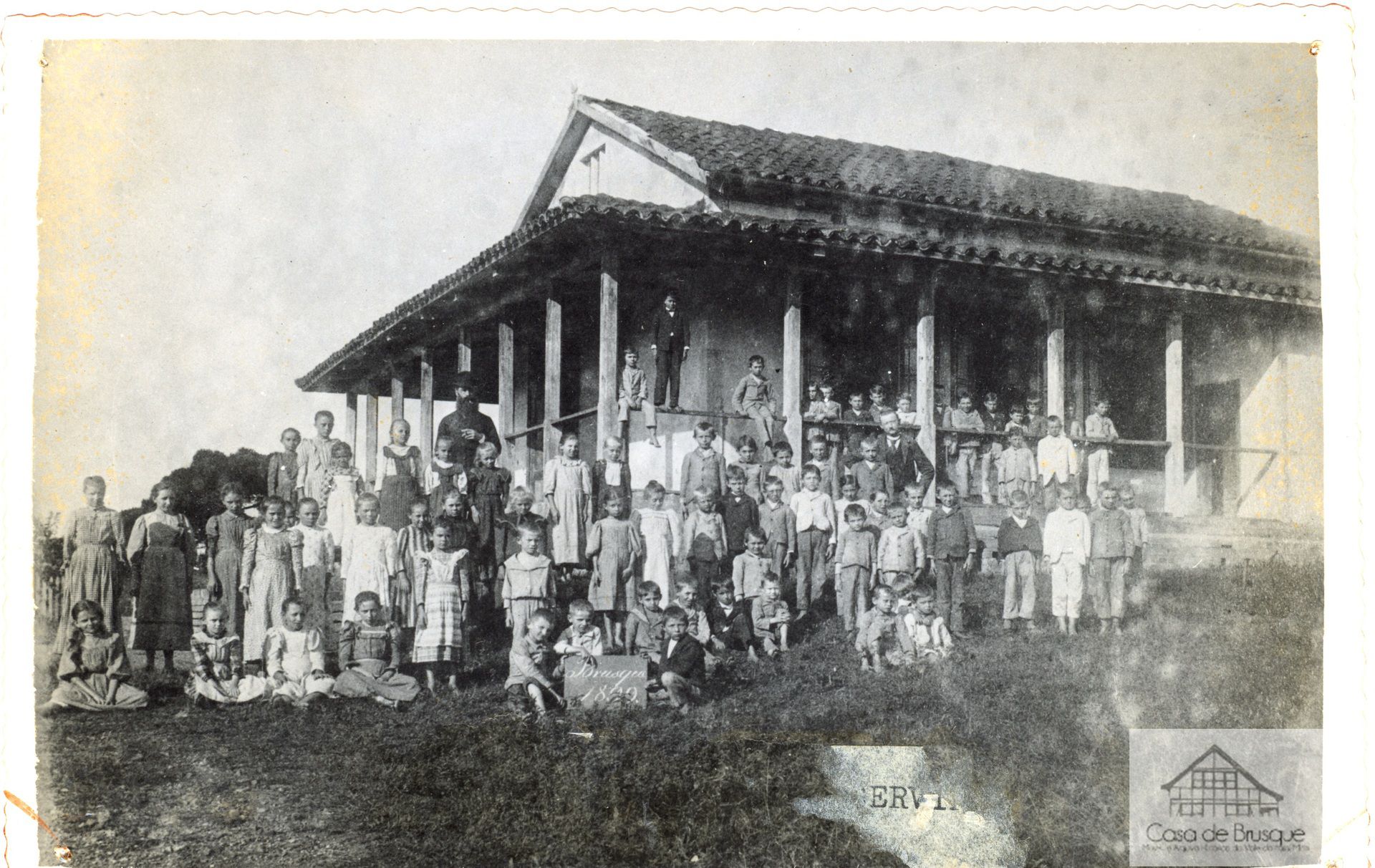 Escola, estudantes e professores – a mais antiga foto - 1899