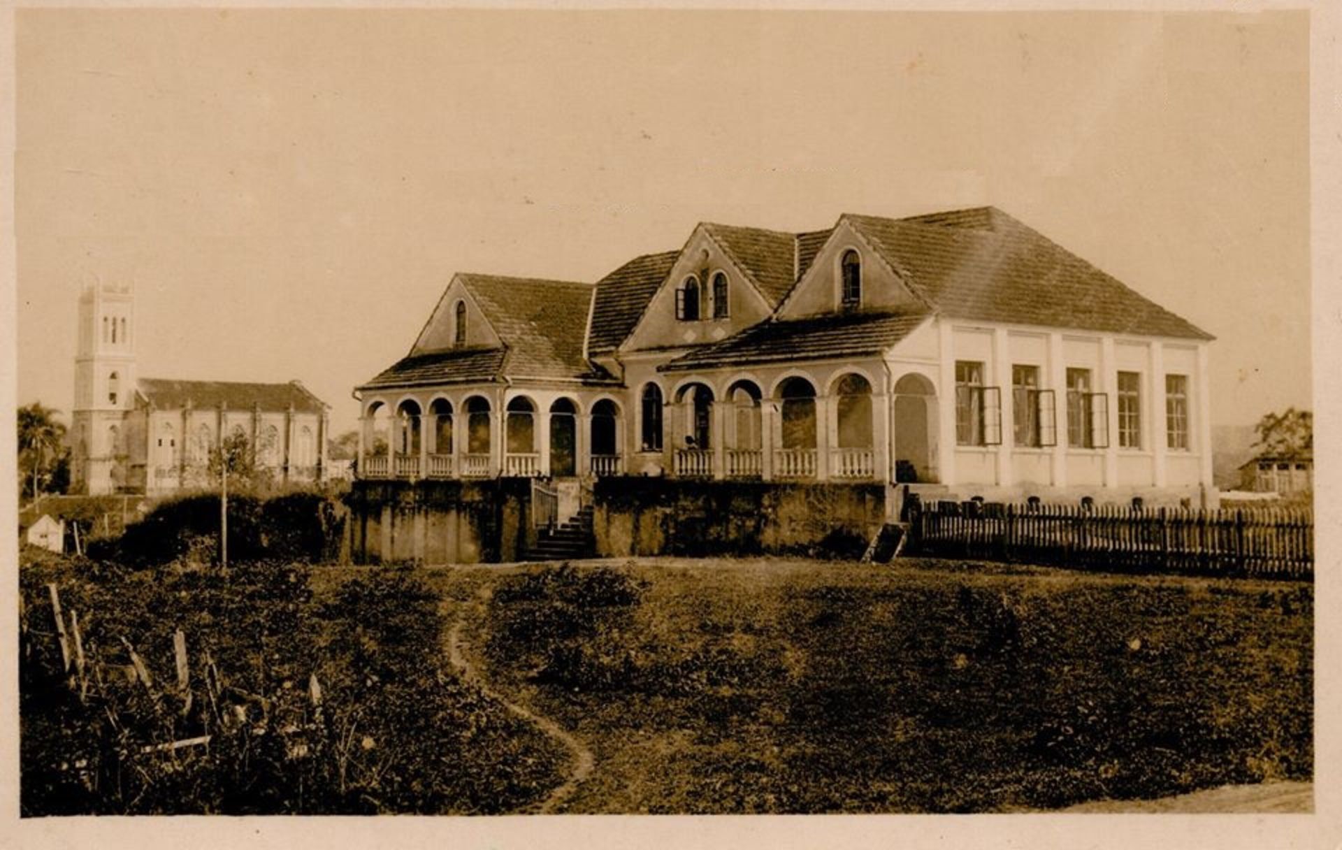 Um novo prédio para abrigar a escola - 1912